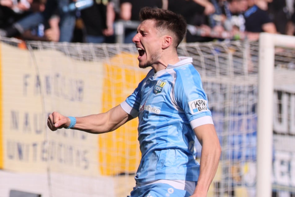 Tobias Stockinger (26) schreit seine Freude nach dem ersten Saisontor heraus.