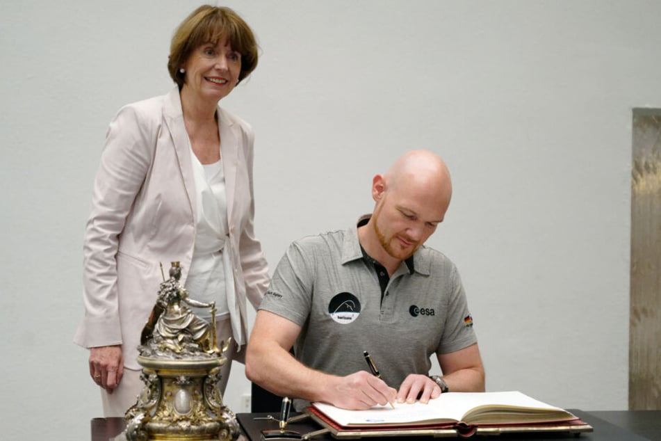 Astronaut Alexander Gerst (43) trägt sich im Beisein von Oberbürgermeisterin Henriette Reker (62) ins Goldene Buch der Stadt Köln ein.