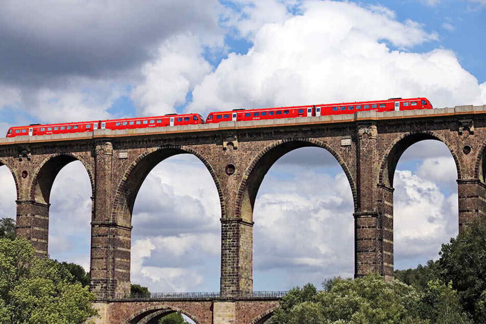 Ein Regionalzug überquert die Zwickauer Mulde auf dem Viadukt in Göhren. Eine von über 500 baufälligen Brücken?