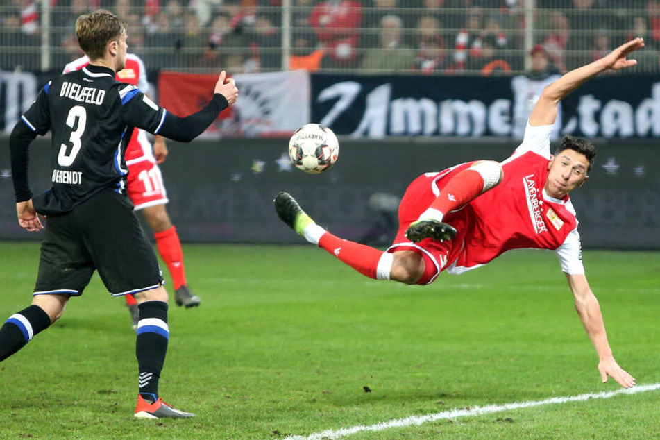 Robert Zulj (r.) konnte gegen Arminia Bielefeld seine gute Leistung aus dem Duisburg-Spiel nicht bestätigen.
