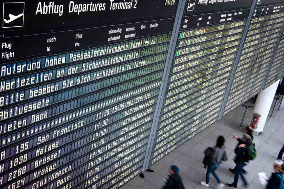 Die Anzeigetafel am Flughafen München weist darauf hin, dass es aufgrund des hohen Passagieraufkommens zu längeren Wartezeiten an den Sicherheitskontrollen kommen kann. Zu Beginn der Osterferien in Bayern wird es voll auf Bayerns Straßen, in den Zügen und