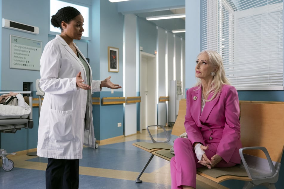 Dr. Lucia Böhm (Vanessa Rottenburg, 41, l.) erklärt Karen Olfers (Désirée Nick, 69), dass sie im Krankenhaus bleiben muss.