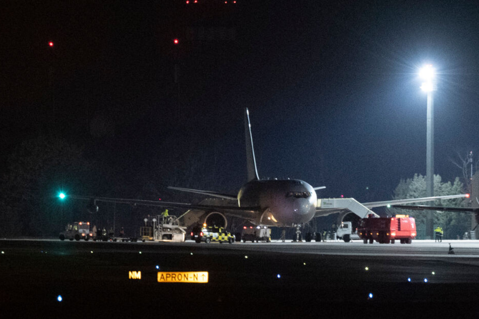 Ein Flugzeug mit deutschen Passagieren des Kreuzfahrtschiffs "Diamond Princess" an Bord steht auf dem militärischen Teil des Flughafens Tegel.
