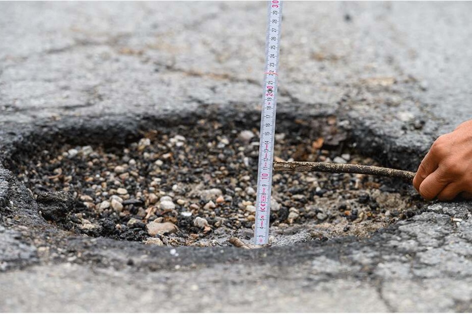 Der Ortsvorsteher entdeckt in Chemnitz immer wieder auch tiefe Asphaltschäden.