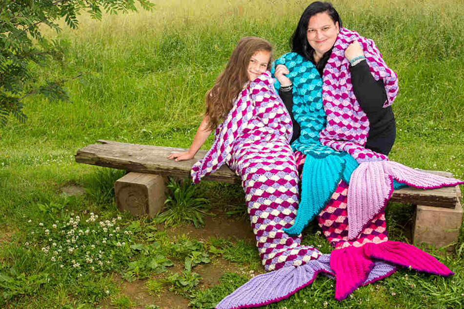 Katja Gradt und ihre Tochter Milina präsentieren die neuen Meerjungfrauen-Decken.