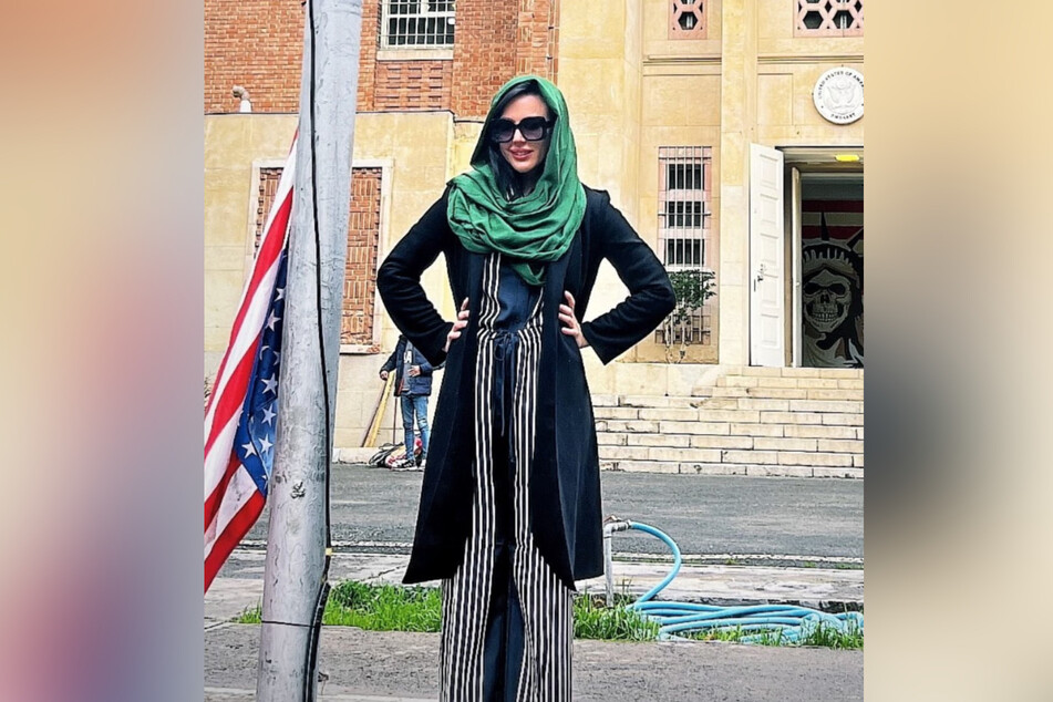 Im Iran zeigte sich die Pornodarstellerin weniger freizügig, unter anderem vor einem antiamerikanischen Museum.