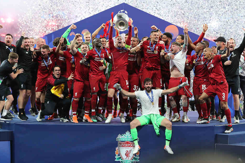Der FC Liverpool gewann im vergangenn Mai das Finale der UEFA Champions League gegen Tottenham. Keeper Alisson Becker sitzt vorne.