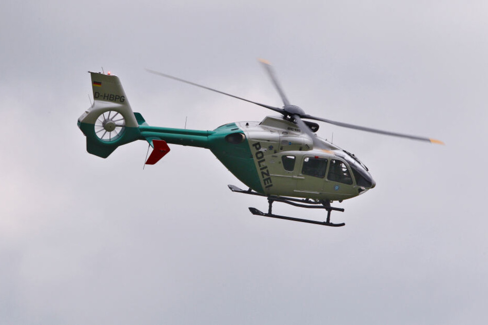 Ein Hubschrauber unterstützte die Streife bei der Verfolgung der Jugendlichen. (Symbolbild)