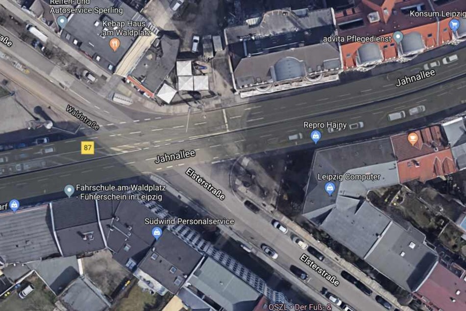 An der Ecke Jahnallee/Elsterstraße ist die Radarfalle fleißig am Blitzen.