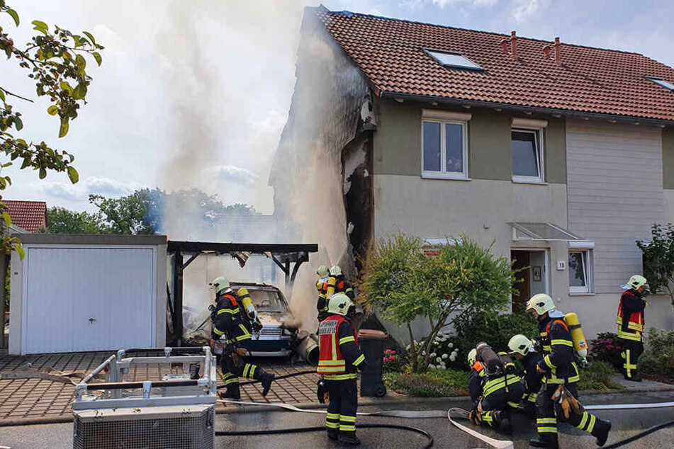 Die Flammen griffen auch auf Hauswand und Dach über.