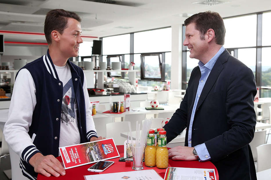 TAG24-Reporter Michael Thiele (l.) im Gespräch mit U! Sports-Geschäftsführer Arndt Jaworski.