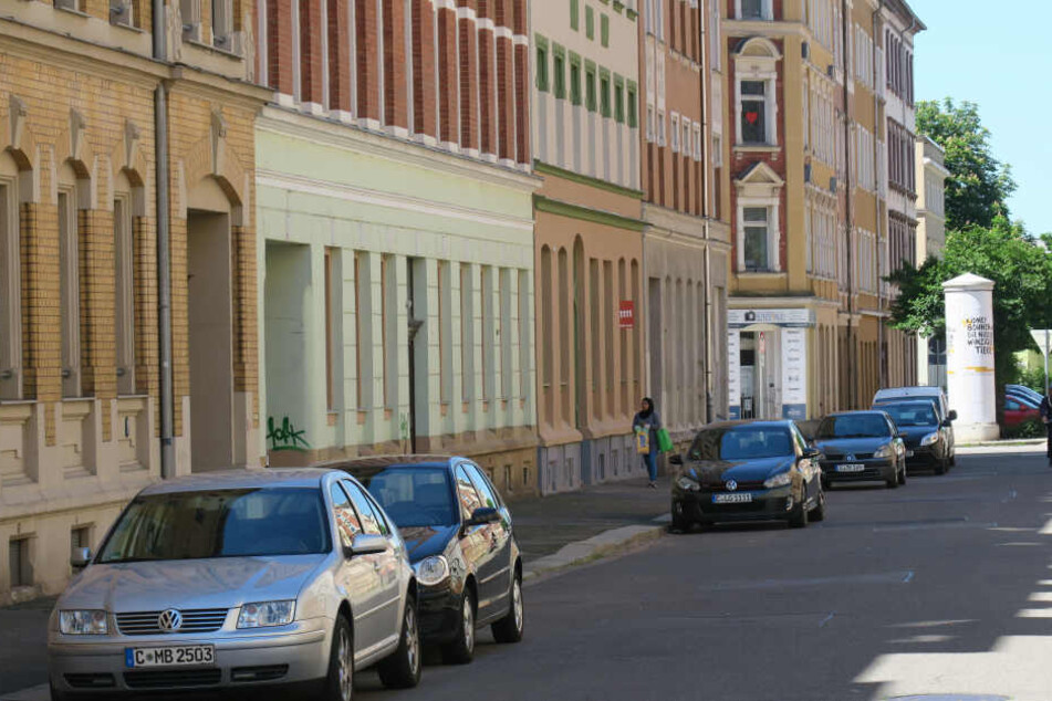 Ein brutaler Radler raubte am Freitagabend einen 34-jährigen Mann auf dem Sonnenberg aus.
