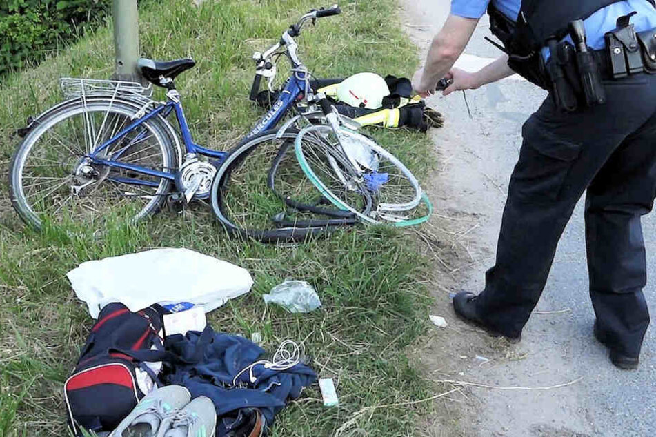 Die junge Frau und ihr Fahrrad wurden seitlich von einem Zug erfasst.