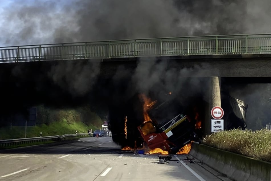 Unfall A1: Vollsperrung teilweise aufgehoben! Lastwagen kracht gegen Brückenpfeiler und geht in Flammen auf