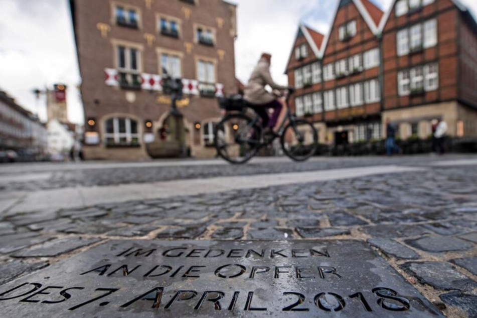 Eine Gedenktafel erinnert an die Opfer der Amokfahrt.