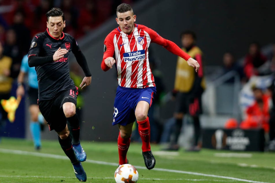 Lucas Hernández (r) im Laufduell mit Mesut Özil.