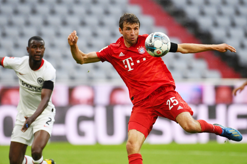 Wenige Augenblicke später schlägt es im Kasten der Eintracht ein: Thomas Müller (r.) trifft mit seinem Schuss zum 2:0 für die Bayern.