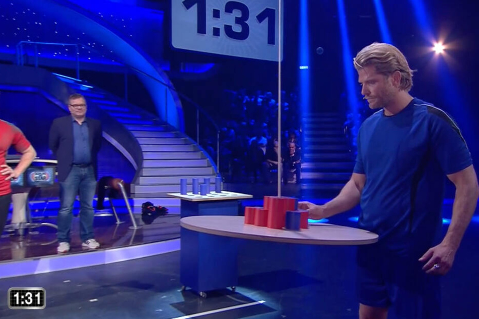 Paul Janke legt im entscheidenden 15. Spiel einen Stein auf eine bewegliche Scheibe.
