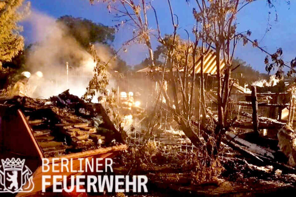 Die Berliner Feuerwehr musste in der Nacht zu Samstag zu einem Brand in Marienfelde ausrücken.