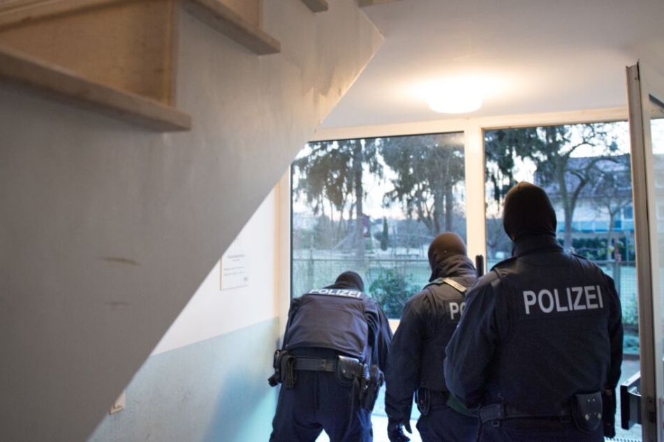 Die Polizei beschlagnahmte das Waffenarsenal. (Symbolbild)