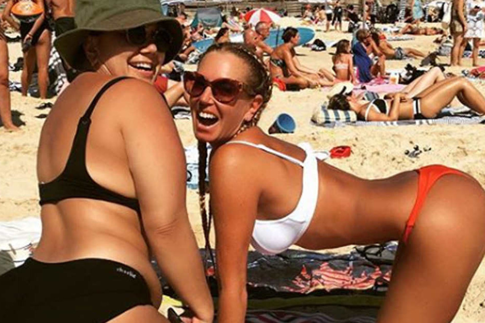 Auf ihrem letzten Instagram-Bild sieht man das Model (l.) lachend am Strand.