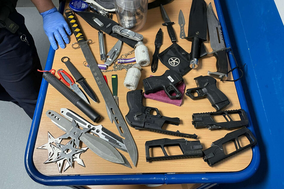 Wurfsterne, Messer und Schwerter: Polizei verhaftet bis an die Zähne bewaffneten Reisenden