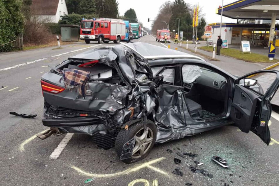 linienbus kracht in seat eine person schwer verletzt tag24