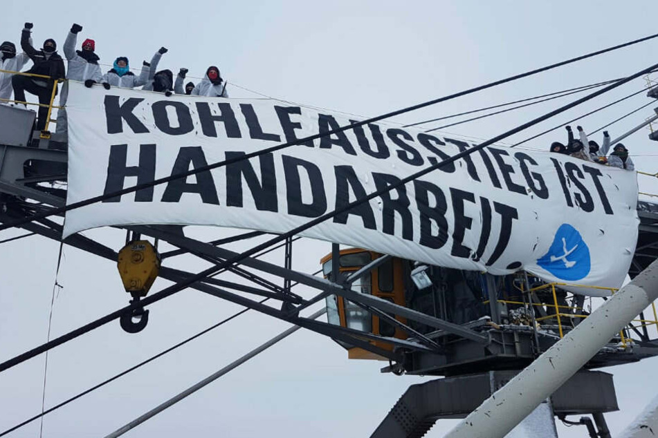 Aktivisten besetzten Riesenbaggern im Tagebau für einen schnellen Ausstieg.