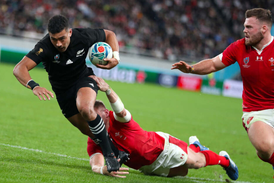 Der Neuseeländer Richie Mo'unga (l.) kämpfte im November 2019 in Tokio beim WM-Spiel gegen Kontrahenten aus Wales.