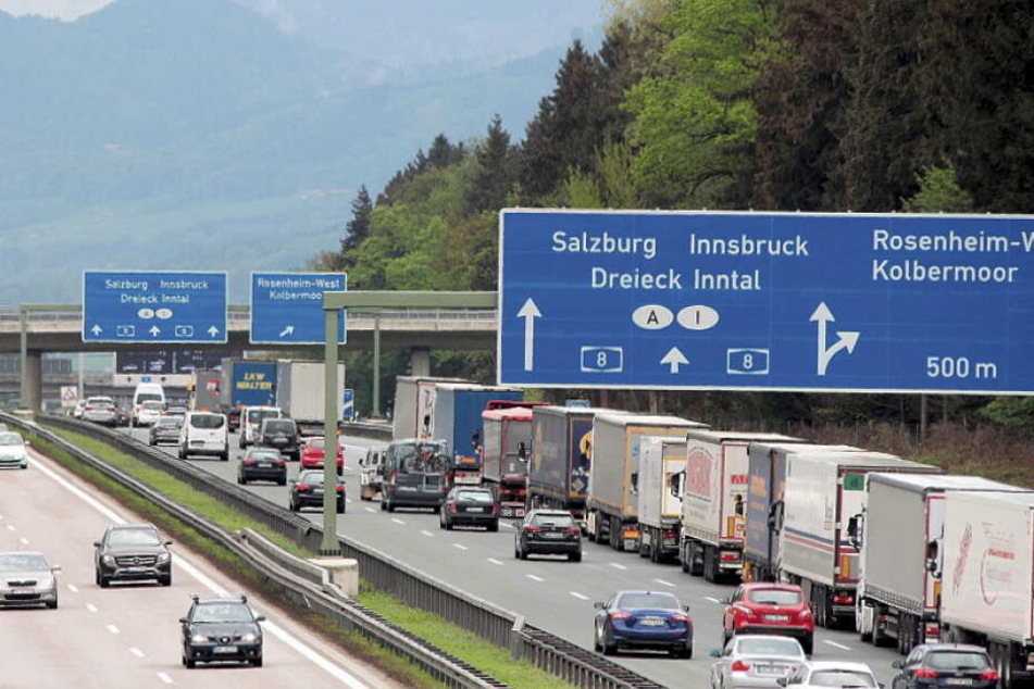Auch die A8 Richtung Salzburg ist von des Auswirkungen der Blockabfertigung betroffen .