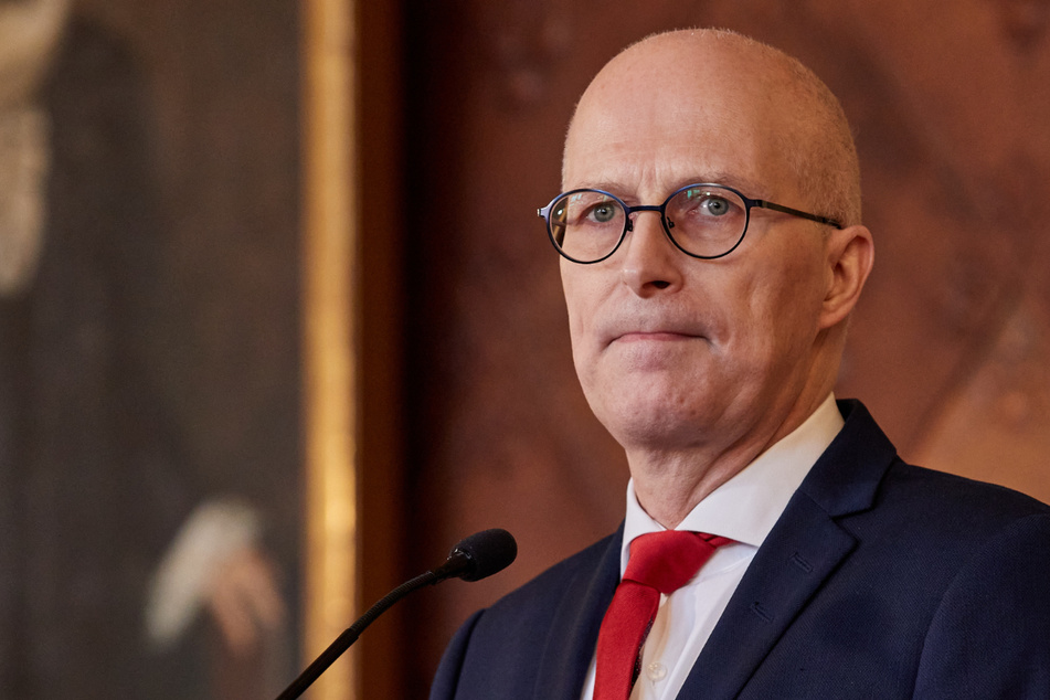 Bürgermeister Peter Tschentscher (55, SPD) verschärft die Corona-Maßnahmen wieder.