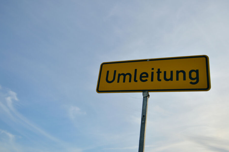 Ein Verkehrsschild weist auf eine Umleitung hin.