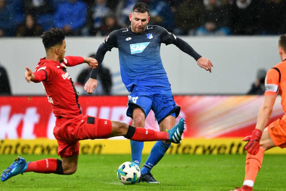TSG-Mann Adam Szalai (Mitte) schießt an Leverkusens Benjamin Henrichs (links) und Torwart Bernd Leno (rechts) vorbei das 1:3 für Hoffenheim.