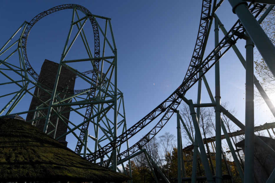 Der Wagen der Achterbahn blieb am höchsten Punkt stehen. (Symbolbild)