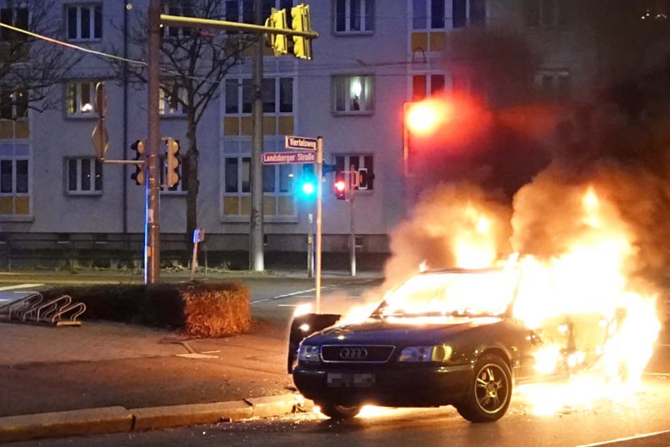 Als die Feuerwehr eintraf, stand der Audi lichterloh in Flammen.