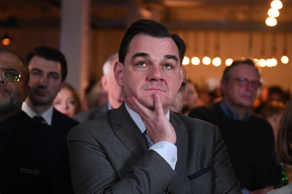 Marcus Weinberg, CDU-Spitzenkandidat, verfolgt die Hochrechnungen.