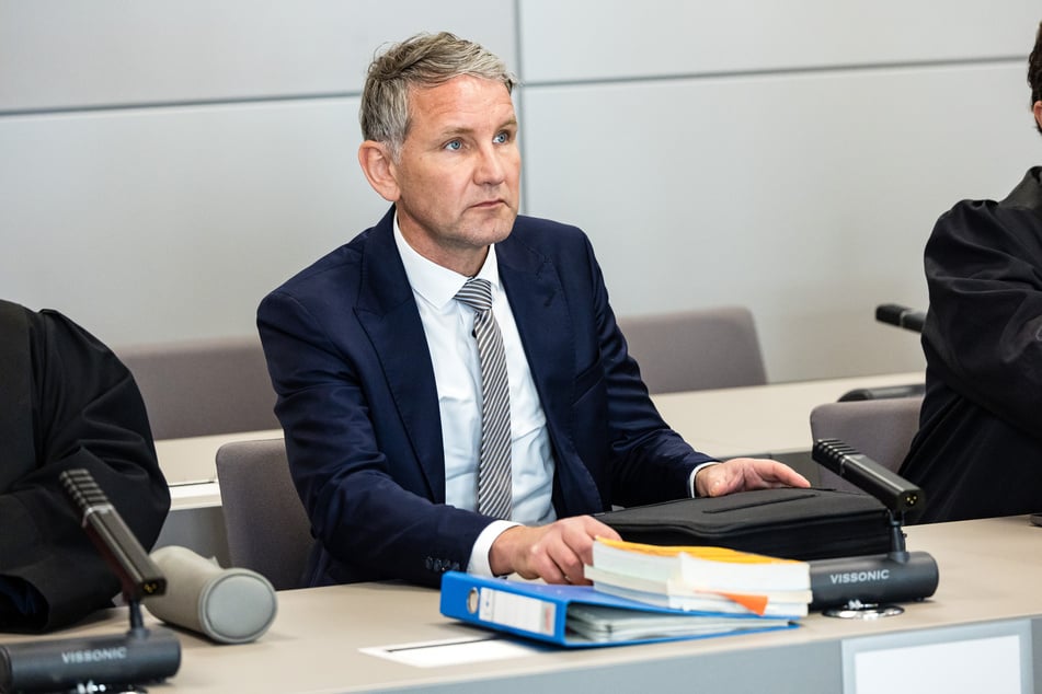 Thüringens AfD-Chef Björn Höcke (52) sagte am zweiten Verhandlungstag vor dem Landgericht Halle selbst aus.