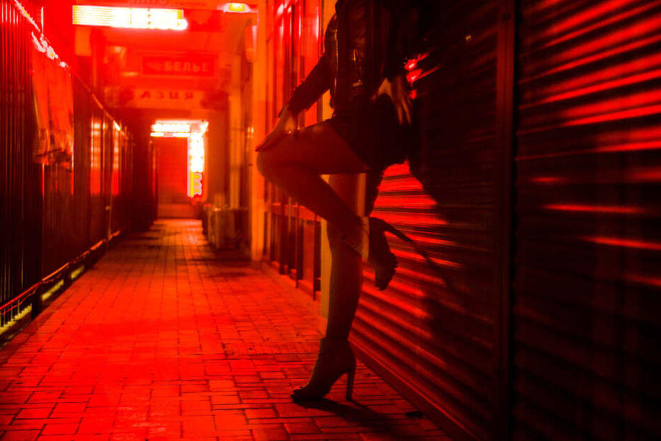 Drei Angeklagte sollen Mädchen emotional abhängig und dann zur Prostitution gezwungen haben (Symbolbild).