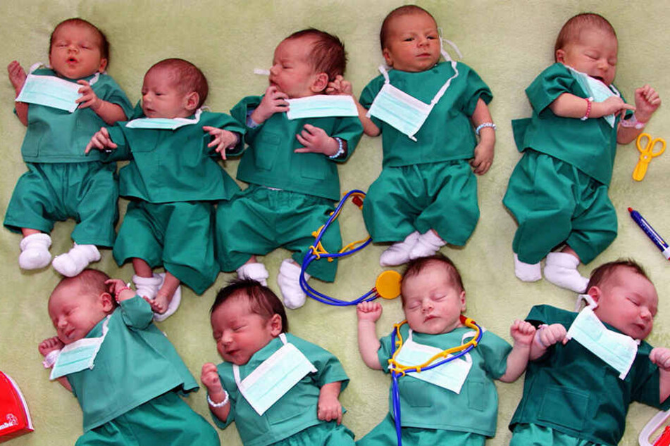 Schnuckelige Anzeige: Diese Babys werben für eine Kinderarzt-Stelle in der Pleißental-Klinik.