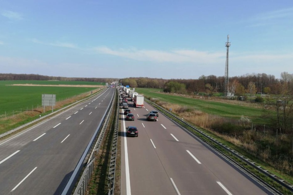 Weil für die Löscharbeiten die Fahrbahn gesperrt werden musste, kam es bereits nach kurzer Zeit zur Staubildung.