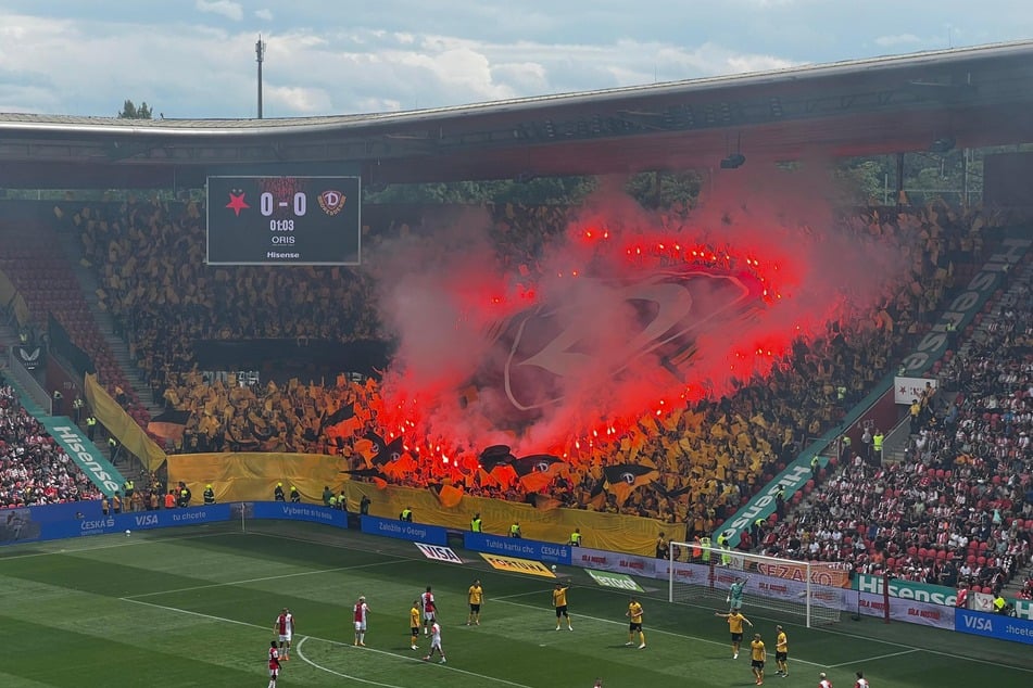 Kurz nach Anpfiff fangen dann auch die Dynamo-Fans an zu zündeln.