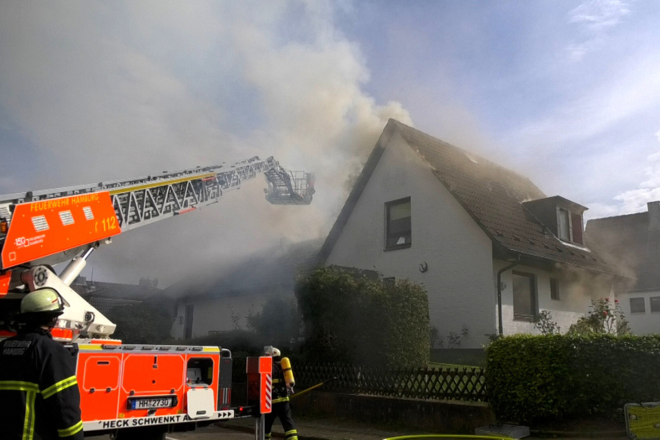 In Hamburg-Stellingen ist es am Sonntagmittag an einem Einfamilienhaus zu einem Dachstuhlbrand gekommen. Verletzt wurde niemand.