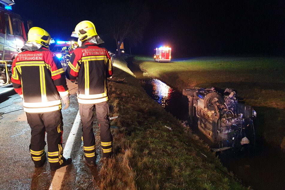 Schwerer Unfall im Unterallgäu: Auto wird in angrenzenden Bach geschleudert