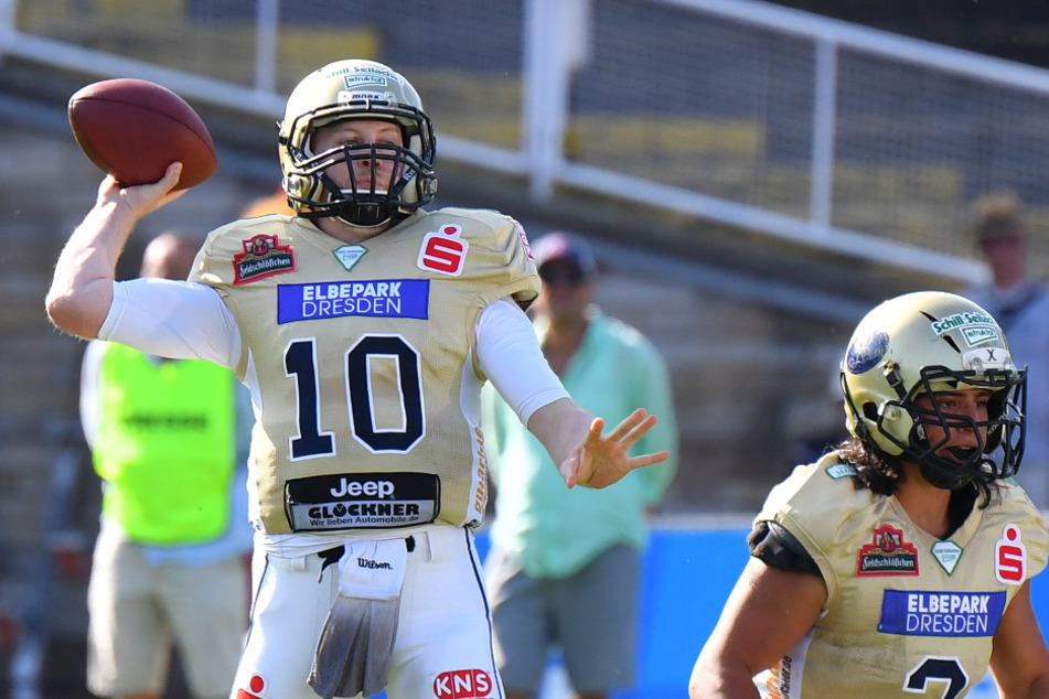 Eric Seidel (l., mit Runningback Yazan Nasser) kam nur auf eine Passerfolgs-Quote von 25 Prozent. Entweder der geworfene Ball landete im Nirgendwo oder aber Seidels Mitspieler konnten ihn nicht unter Kontrolle bringen.