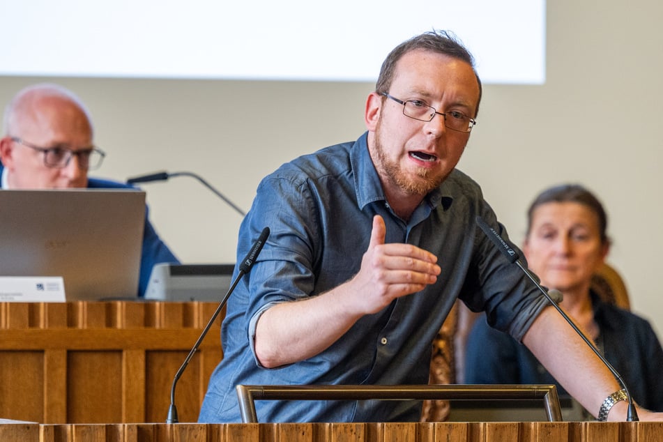 BSW-Stadtrat Nico Rudolph (37) sieht vor allem den Freistaat in der Verantwortung: Der enorme Druck sei aus Dresden gekommen.