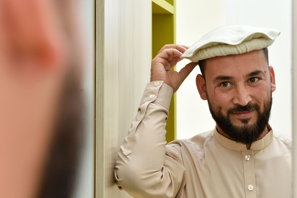 Sabawoon Afzali (27) in traditioneller Kleidung und Kopfbedeckung, mit der die afghanischen Studenten auch zum Freitagsgebet in die Chemnitzer Moschee gehen.