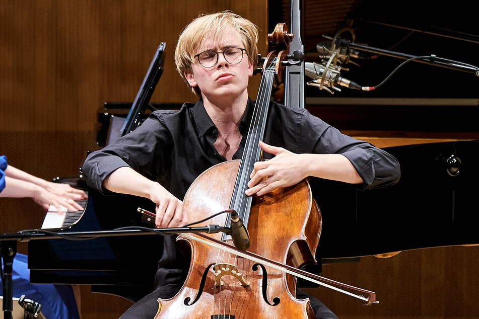 Cellist Philipp Schupelius (21) gewann 2023 den "Fanny Mendelssohn Förderpreis" und konnte so eine erste Debüt-CD aufnehmen: "Sehr bereichernd ist dazu am FMFP der Austausch mit den anderen Musikern, insbesondere musikalisch!"