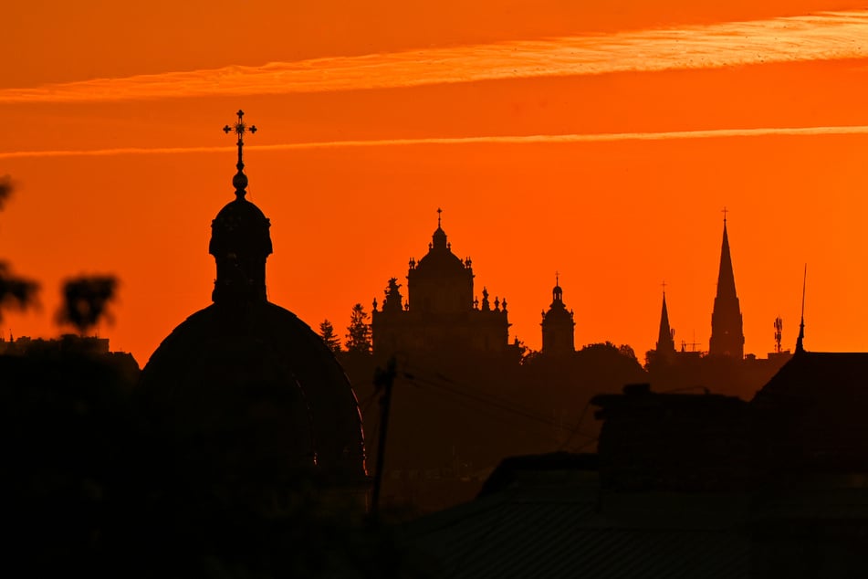 Die Sonne über der Skyline von Lwiw im Westen der Ukraine.