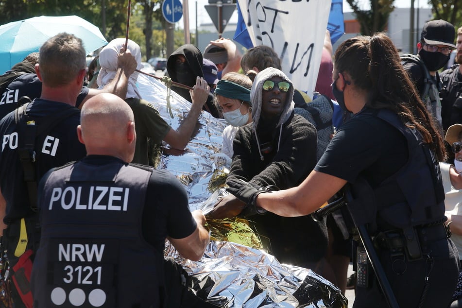 Die Polizei löste ein Teil der Demonstration auf. Aktivisten hatten die Zufahrt zur Shell-Raffinerie am Freitag blockiert.
