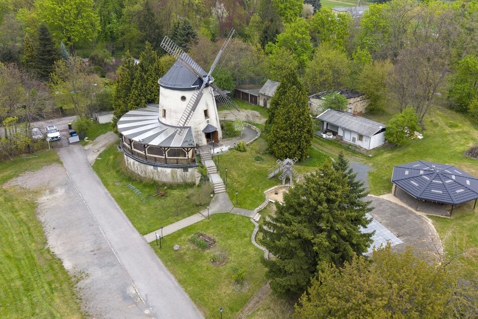 Die Leutewitzer Windmühle - noch ist die Außengalerie wetterfest verkleidet.